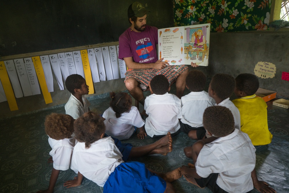 Mike Hawins Reading to Ni-Vanuatu Students